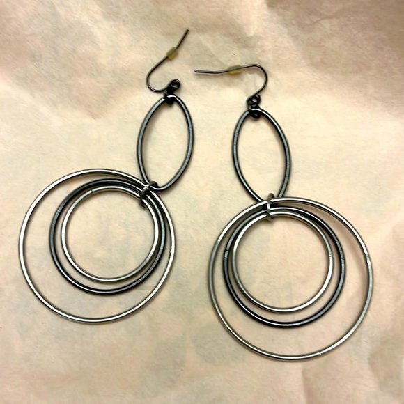 SALE!!! NWOT SILVER HOOP EARRINGS 🔥🤩🔥 - Picture 1 of 4